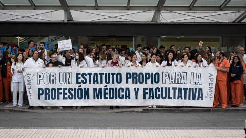 Varias personas se concentran frente al Hospital Universitario Puerta del Hierro en Madrid (España).