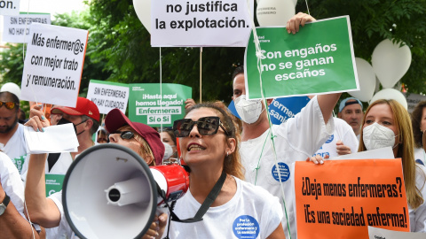 Una mujer con un megáfono protesta durante una manifestación contra el “abandono” de la sanidad, a 18 de junio de 2022, en Madrid (España).