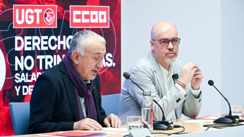 El secretario general de CCOO, Unai Sordo (d), y el secretario general de UGT, Pepe Álvarez (i), durante una rueda de prensa para presentar las movilizaciones del Primero de Mayo.