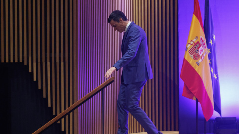El presidente del Gobierno, Pedro Sánchez, junto a las banderas de la UE y de España, en una imagen de archivo.