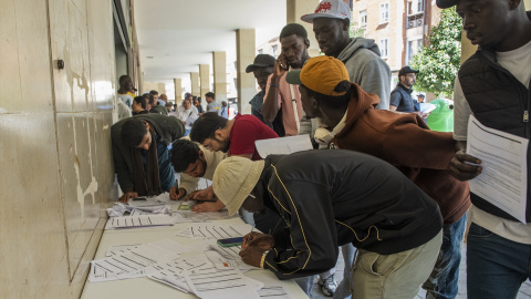 Varias personas hacen cola para la tramitación de su regularización administrativa, en Albacete, Castilla-La Mancha.