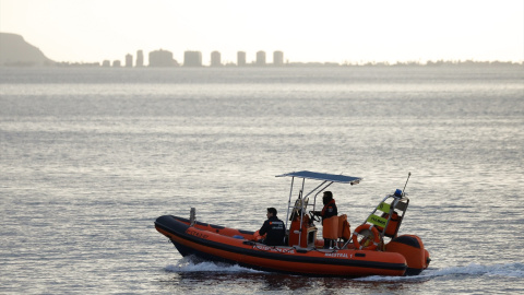 Efectivos de Salvamento Marítimo en una lancha, en Murcia.