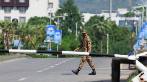 Un soldado del Ejército pakistaní camina por las instalaciones del Hotel Serena, en Pakistán.