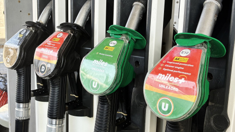 Vista de las mangueras de una estación de servicio.