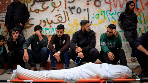 Varias personas asisten al funeral de las víctimas de un ataque aéreo israelí en el campo de refugiados de Al-Shati. El ataque nocturno tuvo como objetivo a un grupo de civiles cerca de unos almacenes de electricidad, matando a cinco personas