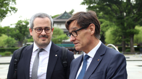 El presidente de la Generalitat, Salvador Illa, y su jefe de gabinete, Eduard Rivas, en Tokio.