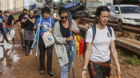 Varias personas tras el paso de la DANA en Valencia en Octubre de 2024 Varias personas tras el paso de la DANA en Valencia en Octubre de 2024