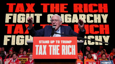 El senador Bernie Sanders durante un discurso durante un a acto del movimiento 'Tax The Rich' en Nueva York el pasado mes de marzo.