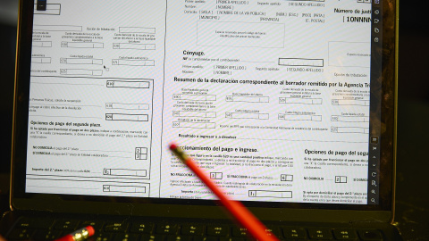 Una persona hace el borrador de su Declaración de la Renta en un ordenador.