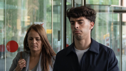 El futbolista Álvaro Aguado a su salida de la Ciutat de la Justicia de Barcelona.