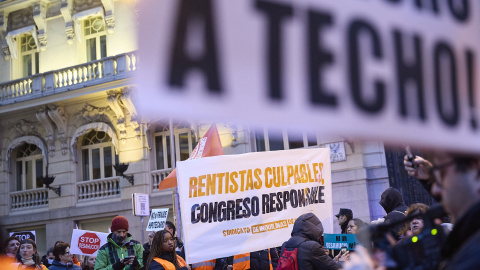 Manifestación frente al Congreso por el fin de la moratoria antidesahucios, el pasado 28 de enero de 2026, en Madrid.