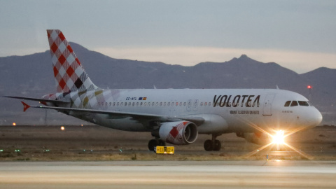 Un avión de la aerolínea Volotea aterriza en el aeropuerto de Corvera, en la Región de Murcia