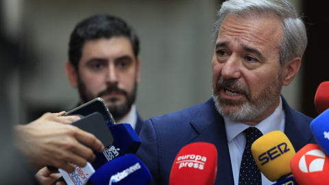 El presidente del PP de Aragón, Jorge Azcón, y el líder de Vox en la región, Alejandro Nolasco, al anunciar que ambos partidos han llegado a un acuerdo para la investidura de Azcón. El presidente del PP de Aragón, Jorge Azcón, y el líder de Vox en la región, Alejandro Nolasco, al anunciar que ambos partidos han llegado a un acuerdo para la investidura de Azcón.