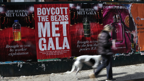 Carteles que llaman al boicot de la MET Gala en Nueva York.