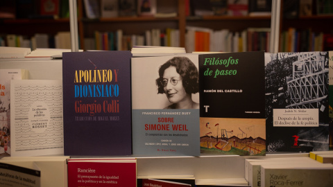 Libros y material colocado en las estanterías de la librería Laie Pau Claris librería-café ubicada en la calle catalana de Pau Claris.
