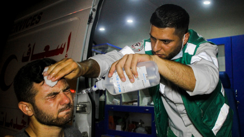 n paramédico atiende a un palestino herido durante los enfrentamientos en el área de Abu Safiya, al este de Jabalia, en el norte de la Franja de Gaza, cerca de la frontera con Israel. Los palestinos protestaban para denunciar el bloqueo israelí del sector palestino