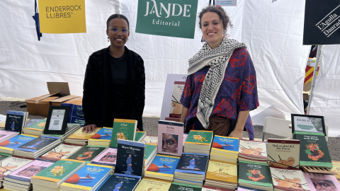 Dues llibreteres a les seves parades el dia de Sant Jordi a Barcelona