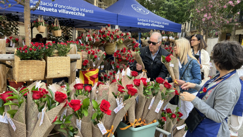 Una parada amb roses el dia de Sant Jordi a Barcelona
