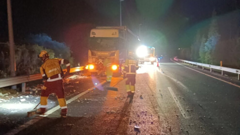 Dos camiones chocan en la A-8 a la altura de Laredo Dos camiones chocan en la A-8 a la altura de Laredo