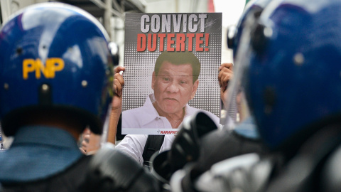 Rodrigo Duterte Imagen de archivo de una protesta organizada por defensores de los derechos humanos para garantizar que Duterte sea juzgado.