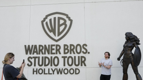 Fotografía de archivo del 21 de octubre de 2025 que muestra a personas posando frente al lugar donde se realiza el recorrido por los estudios Warner Bros. de Burbank, California. Fotografía de archivo del 21 de octubre de 2025 que muestra a personas posando frente al lugar donde se realiza el recorrido por los estudios Warner Bros. de Burbank, California.