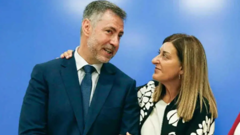 El consejero de Cultura, Turismo y Deporte, Luis Martínez Abad, junto a la presidenta del Gobierno, María José Sáenz de Buruaga