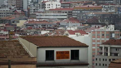 Casa en venta en Vigo Imagen de archivo de una vivienda en Vigo con un cartel de en venta.