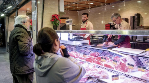 Un hombre mayor en el comercio local
