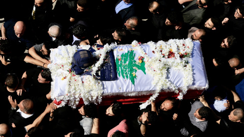 Funeral de la periodista libanesa Amal Khalil, asesinada en un ataqué israelí, a 24 de abril de 2026, en Baissariyeh (Líbano). Funeral de la periodista libanesa Amal Khalil, asesinada en un ataqué israelí, a 24 de abril de 2026, en Baissariyeh (Líbano).
