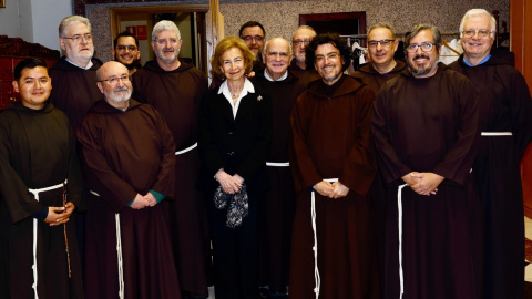 Sofía de Grecia, el pasado 6 de marzo con frailes capuchinos en la basílica de Nuestro Padre Jesús de Medinacelli en Madrid.