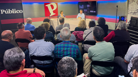 Vista general del encuentro, con Manuel Rico y María José Pintor al fondo.