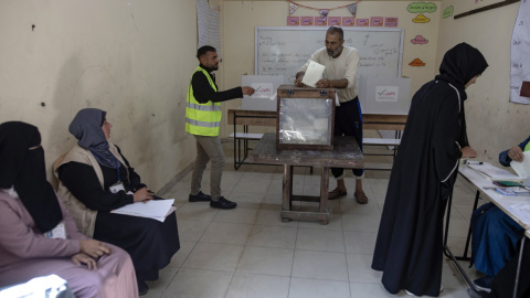 Ciudadanos votan en las elecciones municipales de Deir al-Balah, en la Franja de Gaza, el 25 de abril de 2026.