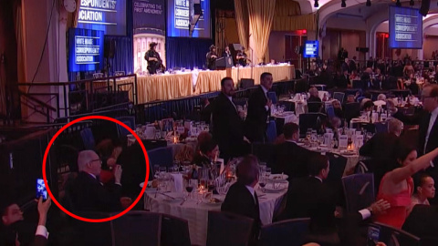 El hombre que siguió cenando durante el tiroteo en la cena de corresponsales de la Casa Blanca.