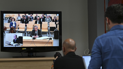 Pantalla en la sala de prensa muestra a Jordi Pujol Ferrusola declarando ante el juez en la sede de la Audiencia Nacional en San Fernando de Henares.