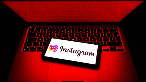 El logo de Instagram en una pantalla sobre un portátil.