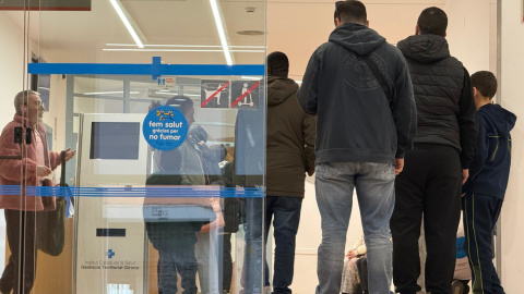 Pacients fent cua a un CAP de Girona, en una imatge d'arxiu.