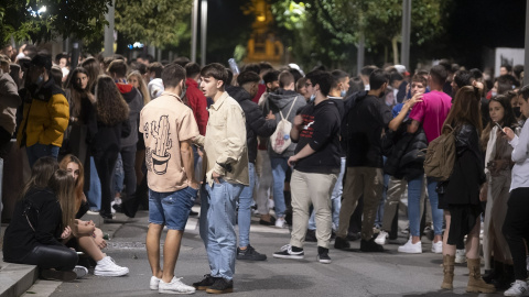 Foto de archivo de grupos de jóvenes en la vía pública.