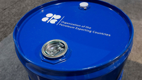 Un barril de petróleo con el logotipo de la Organización de Países Exportadores de Petróleo (OPEP). Un barril de petróleo con el logotipo de la Organización de Países Exportadores de Petróleo (OPEP).