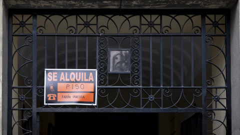 Cartel de 'Se alquila' en un portal. Archivo.