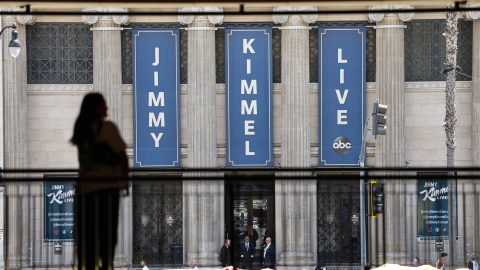 Una persona mira el cartel del show de Jimmy Kimmel