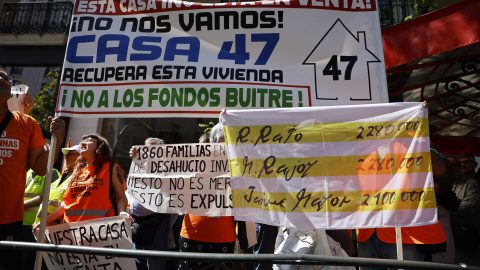 El Sindicato de Inquilinas de Madrid y la FRAVM en una protesta para pedir al PP que permita la convalidación de la prórroga de alquileres. El Sindicato de Inquilinas de Madrid y la FRAVM en una protesta para pedir al PP que permita la convalidación de la prórroga de alquileres.