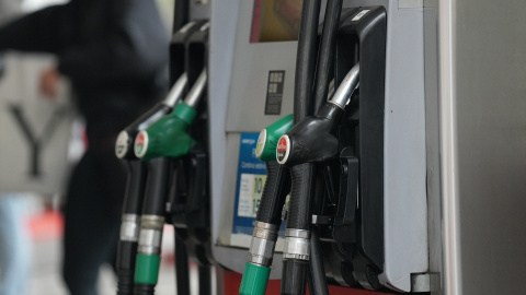 Un surtidor de combustible Un surtidor de combustible en una gasolinera de Barcelona.