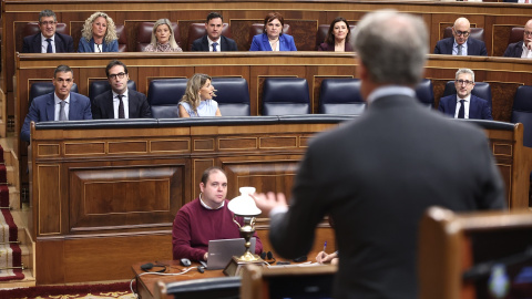 Feijóo interroga a Sánchez durante la sesión de control al Gobierno de este miércoles, en el Congreso.