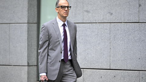 MADRID, 29/04/2026.- El principal investigador del caso Gürtel, Manuel Morocho, inspector de la UDEF que denunció presiones de sus superiores, a su llegada para declarar este miércoles como testigo el juicio del caso Kitchen en la Audiencia Nacional, que analiza una presunta operación parapolicial para espiar al extesorero del PP Luis Bárcenas. EFE/ Fernando Villar