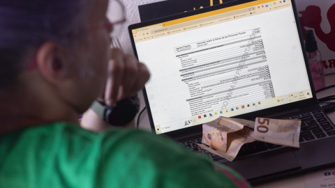 Una mujer hace la Declaración de la renta.
