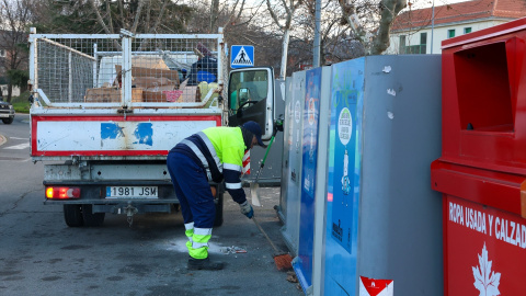 EuropaPress_7201813_hombre_recoge_basura_contenedor_basura_enero_2026_madrid_espana (1) Un hombre recoge la basura de un contenedor de basura.