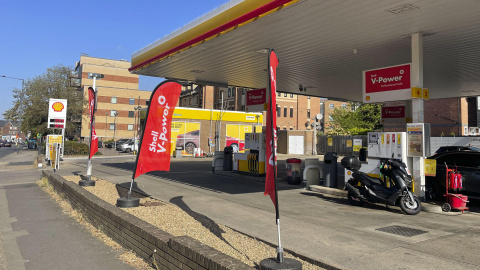 396a8dfad43dabb2a4cb0ab3d49a6b4cadd95583w En la imagen, vista de una gasolinera.