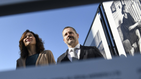 Mariano de Paco Serrano (d), consejero de Cultura del Gobierno de Isabel Díaz Ayuso (i).