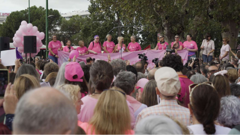 Mujeres de la asociación Amama afectadas por los fallos del cribado de cáncer de mama en una manifestación. Mujeres de la asociación Amama afectadas por los fallos del cribado de cáncer de mama en una manifestación.
