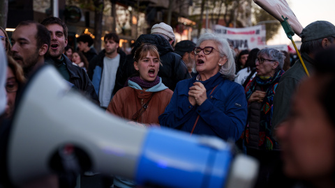 Decenas de personas durante la manifestación contra el negocio de la vivienda, a 28 de marzo de 2026, en Madrid (España). El Sindicato de Vivienda de Tetuán (SVT) ha convocado la manifestación bajo el lema ‘Contra el negocio de la vivienda y sus matones, organización de clase’, y ha recorrido el barrio hasta la calle Francos Rodríguez. El itinerario ha sido diseñado para pasar por escenarios clave de las luchas vecinales recientes.
